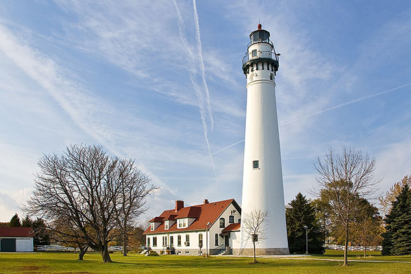 WEB_Wind Point Lighthouse 071104 edit2 by JeremyA, edited by Fir0002 via Wikimedia Commons (CC-SA 3.0) Wind Point Lighthouse
